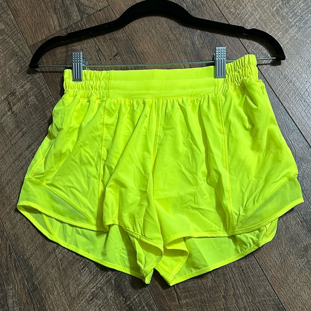 Lulu lemon 4 inch low rise hotty hot